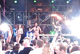 Goală pe scenă gogo fete rave-techno concert 2 fete