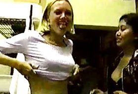 Filme porno pentru a viziona on-line familie blonda cutie arată sânii ei