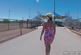 Corp gros milf o ia in cur deschide fundul de parcare într-un parc public