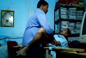 Fuck xxx " fata de birou fute in wc porno