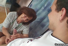 El este vechi pentru că băieții porno tuburi