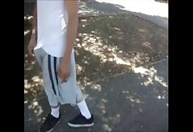 Porno prietena, mama, cei mai buni prieteni și o gaură în pantaloni scurți