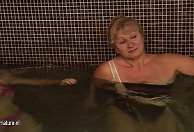 Video minunat, noi doamne mature, cabină de duș și cadă, o școală secundară mature, duș porno vechi germani