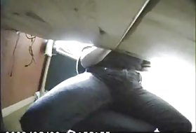 Film porno de lizbiyanok fierbinte să se ascundă sub masă să se masturbeze! tabelul este ascuns