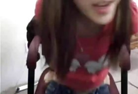 Asiatice gagica se masturbeaza pe cam la locul de muncă, în timp ce seful este plecat !