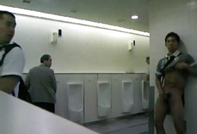 Animale porno fete tinere tip masturbeaza in toaletele publice !