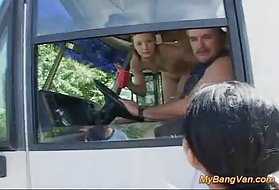 Lovit mașina grup orgie luat de pe stradă lovit de un autobuz