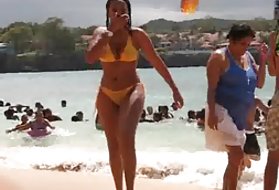 Busty fată poartă). în a purta bikini pieptoase interzis porno joc