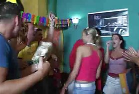 Blonde teen devine o mare surpriza de ziua în bar, o mare de lumină
